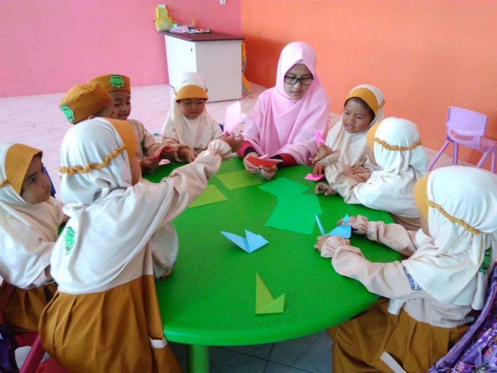 Anak-Anak TKIT MEP Belajar Origami