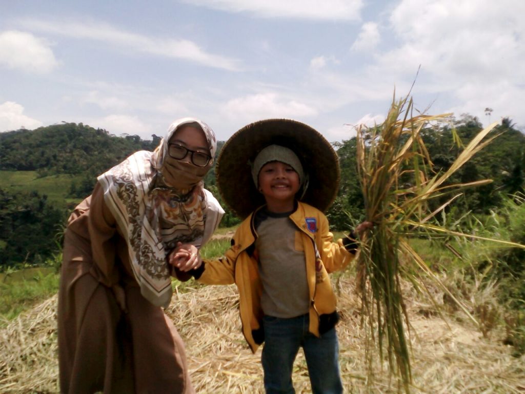 sawah alihkan anak dari gatget