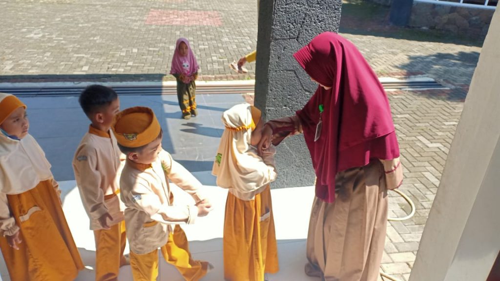 Pentingnya Mengajarkan Etika Sejak Dini