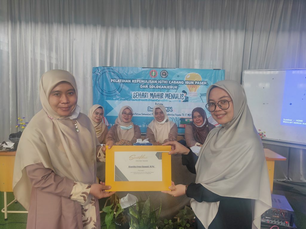 Diantika IE pelatihan kepanulisanmenjadi pemateri