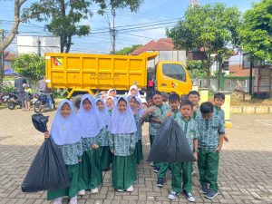 Aksi Pungut sampah siswa MEPIES