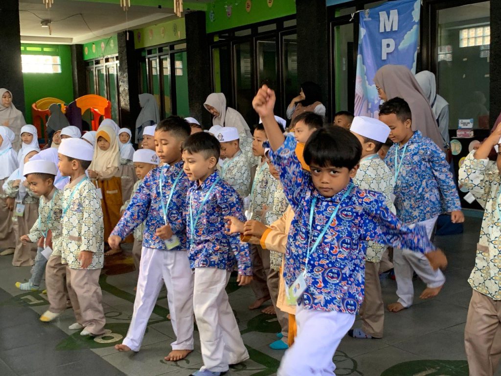 Gambar anak saat baris